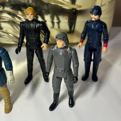 LOT 270: Vintage StarWars Action Figures w/ 1983 C-3PO Carrying Case