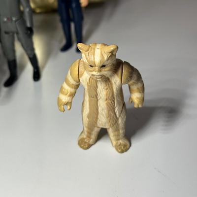 LOT 270: Vintage StarWars Action Figures w/ 1983 C-3PO Carrying Case