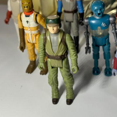 LOT 270: Vintage StarWars Action Figures w/ 1983 C-3PO Carrying Case
