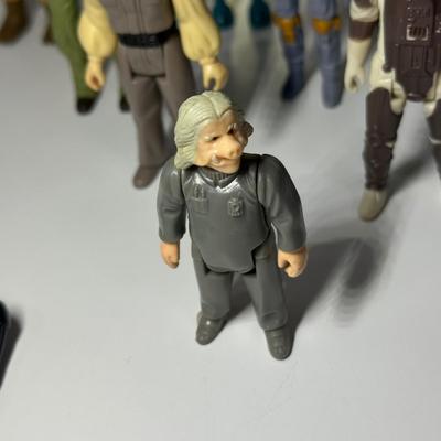 LOT 270: Vintage StarWars Action Figures w/ 1983 C-3PO Carrying Case