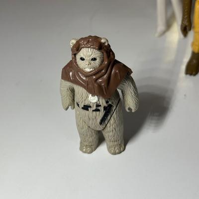 LOT 270: Vintage StarWars Action Figures w/ 1983 C-3PO Carrying Case