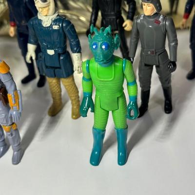 LOT 270: Vintage StarWars Action Figures w/ 1983 C-3PO Carrying Case