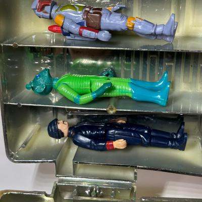 LOT 270: Vintage StarWars Action Figures w/ 1983 C-3PO Carrying Case