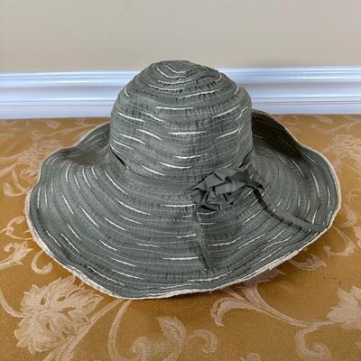 LOT 399: Women’s Hats, Shoulder Bags & More!