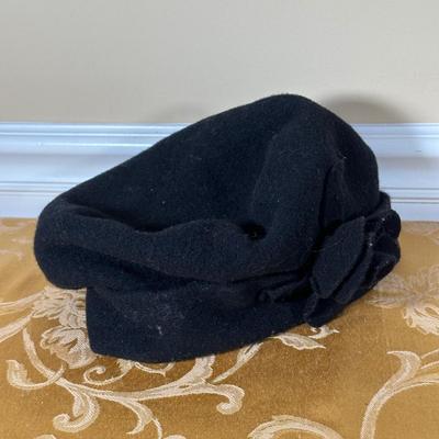 LOT 399: Women’s Hats, Shoulder Bags & More!