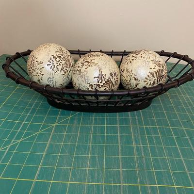 Decorative wire basket with decorative spheres