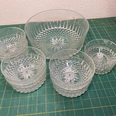 French Arcoroc Vintage Diamant Starburst Pattern Bowl Set