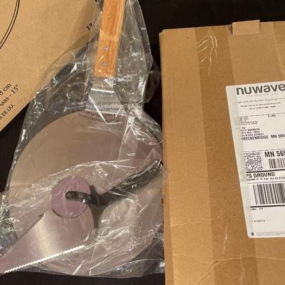 Pampered Chef Pizza Stone & NuWave tweel/cutter