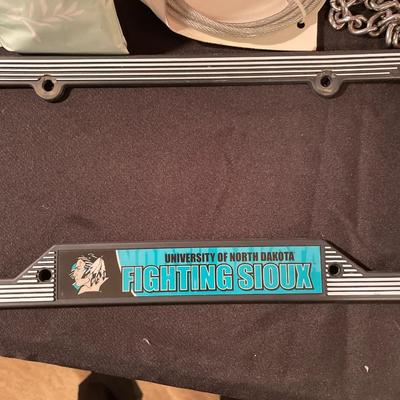 Auto safety lot w/UND Fighting Sioux license plate holder