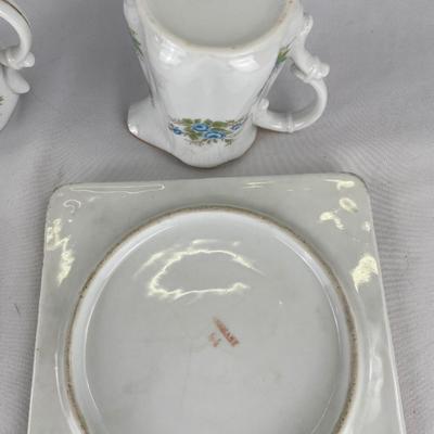 Beautiful floral cream and sugar set with 2 floral trivets
