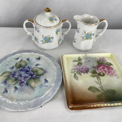 Beautiful floral cream and sugar set with 2 floral trivets