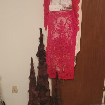 Stackable brown trees with lace runners