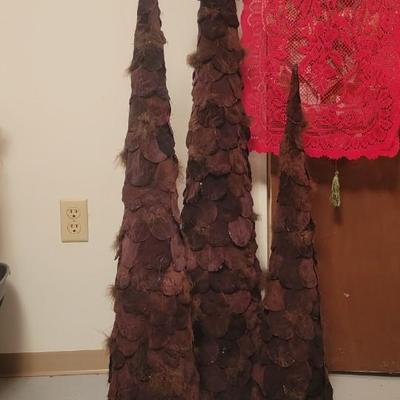 Stackable brown trees with lace runners