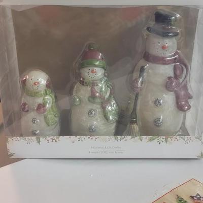 NIB Glass Fusion PopIns platter. NIB set of 3 snowmen