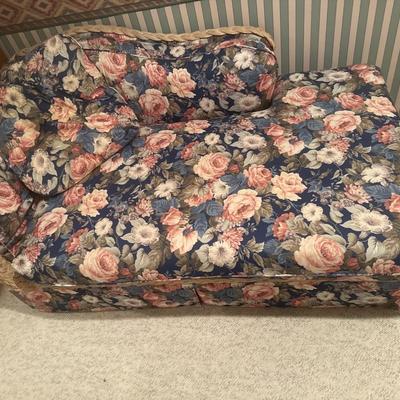 Wicker flower pattern chase lounge