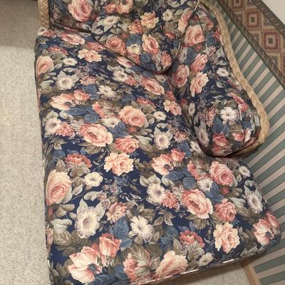 Wicker flower pattern chase lounge