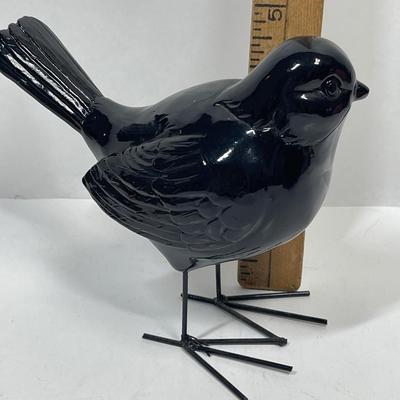 Sale Photo Thumbnail #97: Dark glass bird, lifelike but perhaps slightly larger than real life. Very good condition, no damage or chips. Approx. 5” tall.