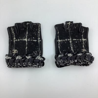 196 CHANEL Black Tweed/Leather Fingerless Gloves Size 7
