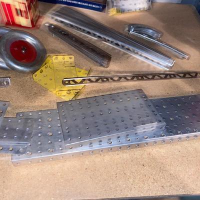 NIFTY OLD AC GILBERT ERECTOR SET LOOKS TO BE COMPLETE!