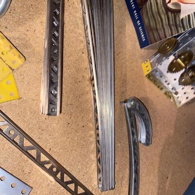 NIFTY OLD AC GILBERT ERECTOR SET LOOKS TO BE COMPLETE!