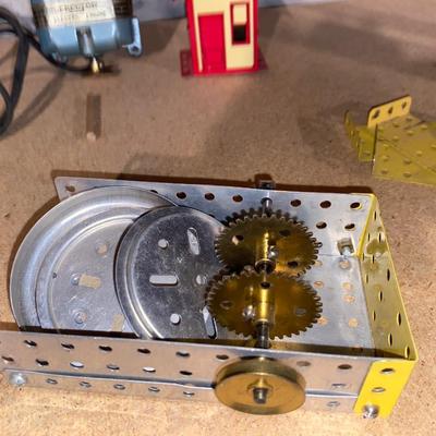 NIFTY OLD AC GILBERT ERECTOR SET LOOKS TO BE COMPLETE!