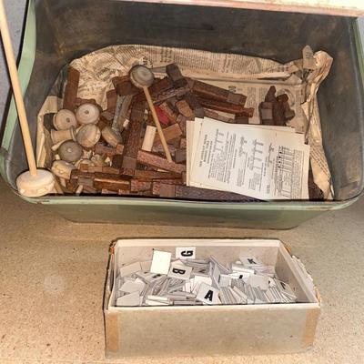 OLD LINCOLN LOGS, TINKER TOY PIECES, CARDBOARD LETTER TILES ALL IN A RETRO HINGED METAL BREAD BOX