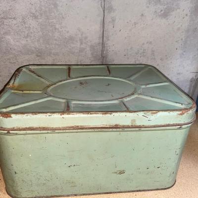 OLD LINCOLN LOGS, TINKER TOY PIECES, CARDBOARD LETTER TILES ALL IN A RETRO HINGED METAL BREAD BOX