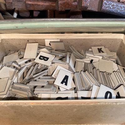 OLD LINCOLN LOGS, TINKER TOY PIECES, CARDBOARD LETTER TILES ALL IN A RETRO HINGED METAL BREAD BOX