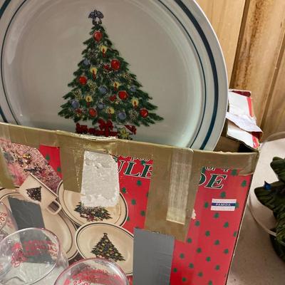 Decor & 4 Stoneware place settings