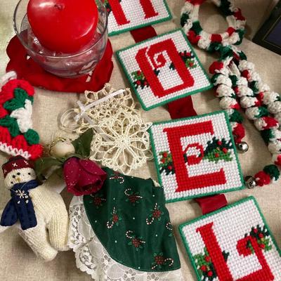 8 red charger plates & decor