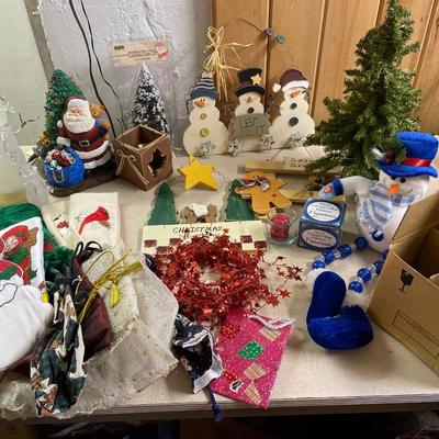 Variety of Christmas (incl oil lamp)