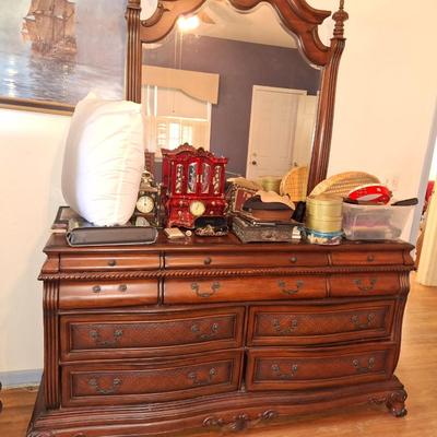 4pc Queen bed suite
