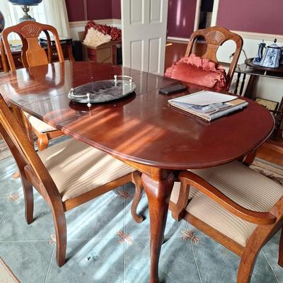 Dining Room table w/ Leaf and chairs