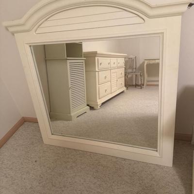Broyhill Dresser with mirror