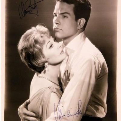 Warren Beatty and Vivien Leigh signed portrait photo 