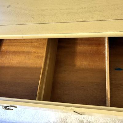 Beautiful Vintage Light Wood 5-Drawer Dresser