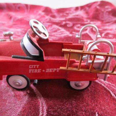 Metal Golden Wheel Die Cast Fire Truck Pedal Car