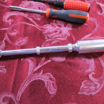 3 screw drivers, 2 sets screwdriver bits, 1 push drill