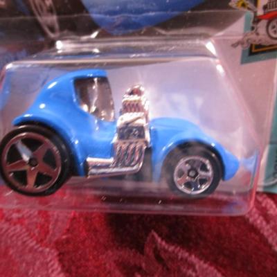 2 Hot Wheels cars