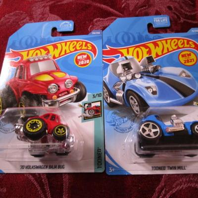 2 Hot Wheels cars
