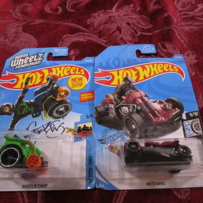 2 Hot Wheels cars