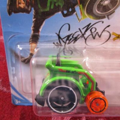 2 Hot Wheels cars
