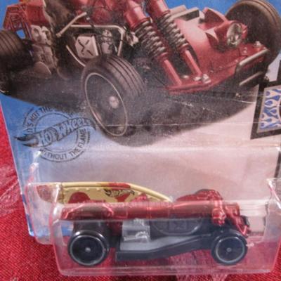 2 Hot Wheels cars