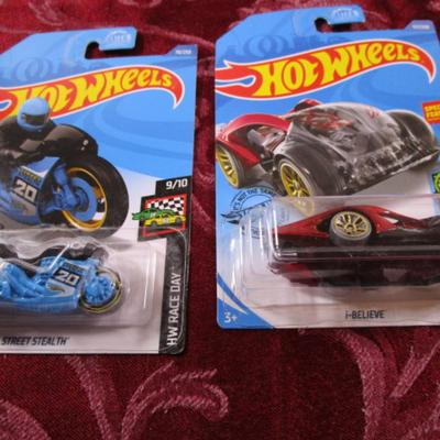 2 Hot Wheels cars