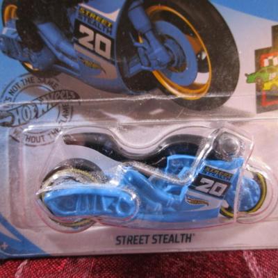 2 Hot Wheels cars