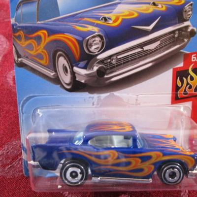 2 Hot Wheels cars