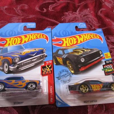 2 Hot Wheels cars