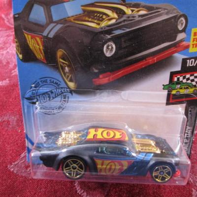 2 Hot Wheels cars
