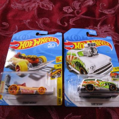 2 Hot Wheels cars