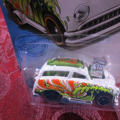 2 Hot Wheels cars